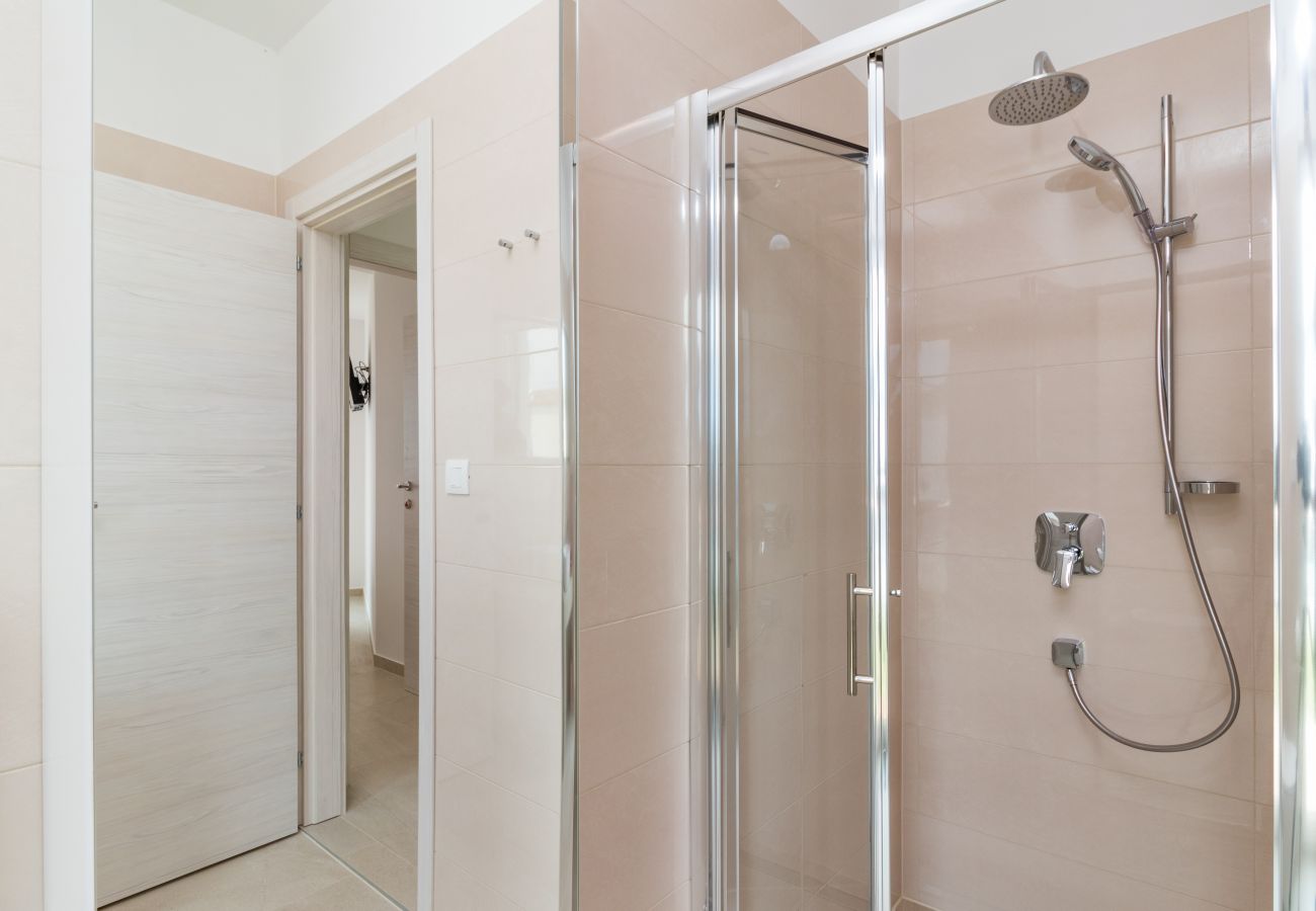 Villa a Fažana - Villa Elena Deluxe in Fažana for 8 people with whirlpool, kids playground & private pool only 400 m from the beach