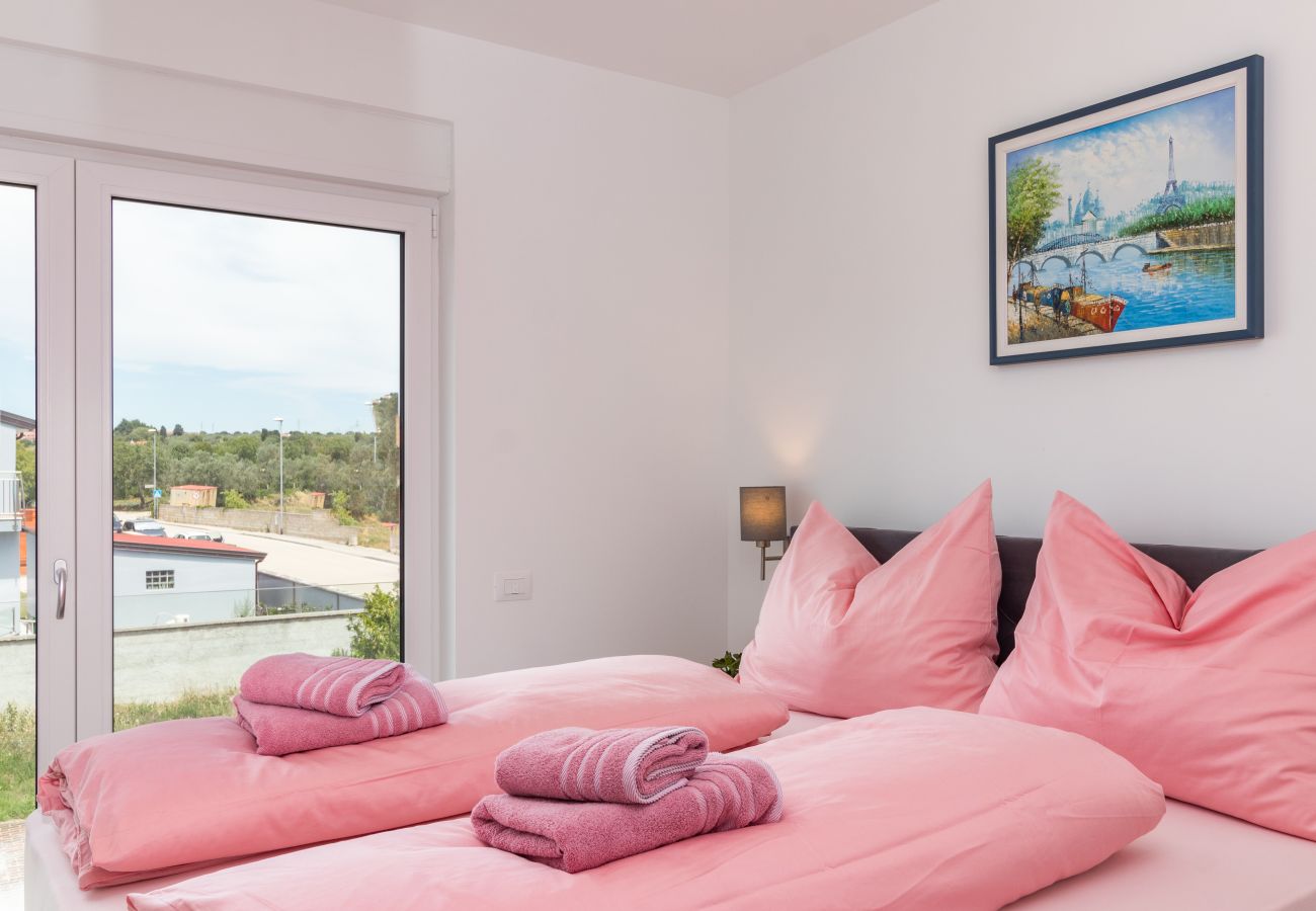 Villa a Fažana - Villa Elena Deluxe in Fažana for 8 people with whirlpool, kids playground & private pool only 400 m from the beach