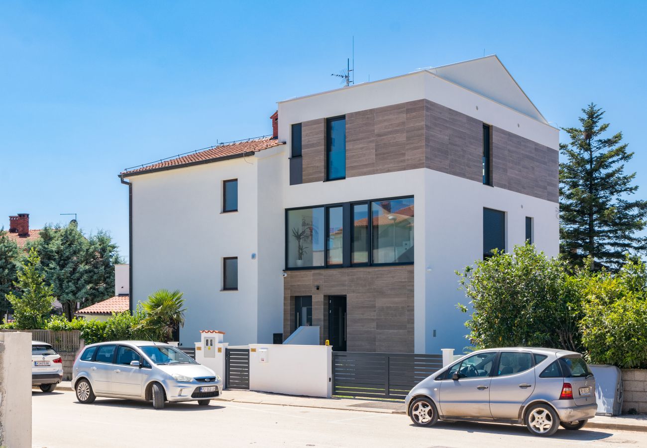 Villa a Fažana - Villa Elena Deluxe in Fažana for 8 people with whirlpool, kids playground & private pool only 400 m from the beach