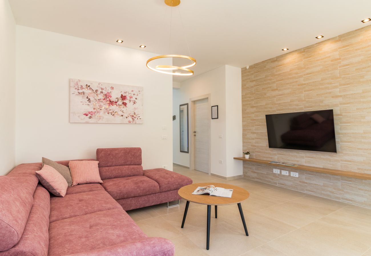 Villa a Fažana - Villa Elena Deluxe in Fažana for 8 people with whirlpool, kids playground & private pool only 400 m from the beach