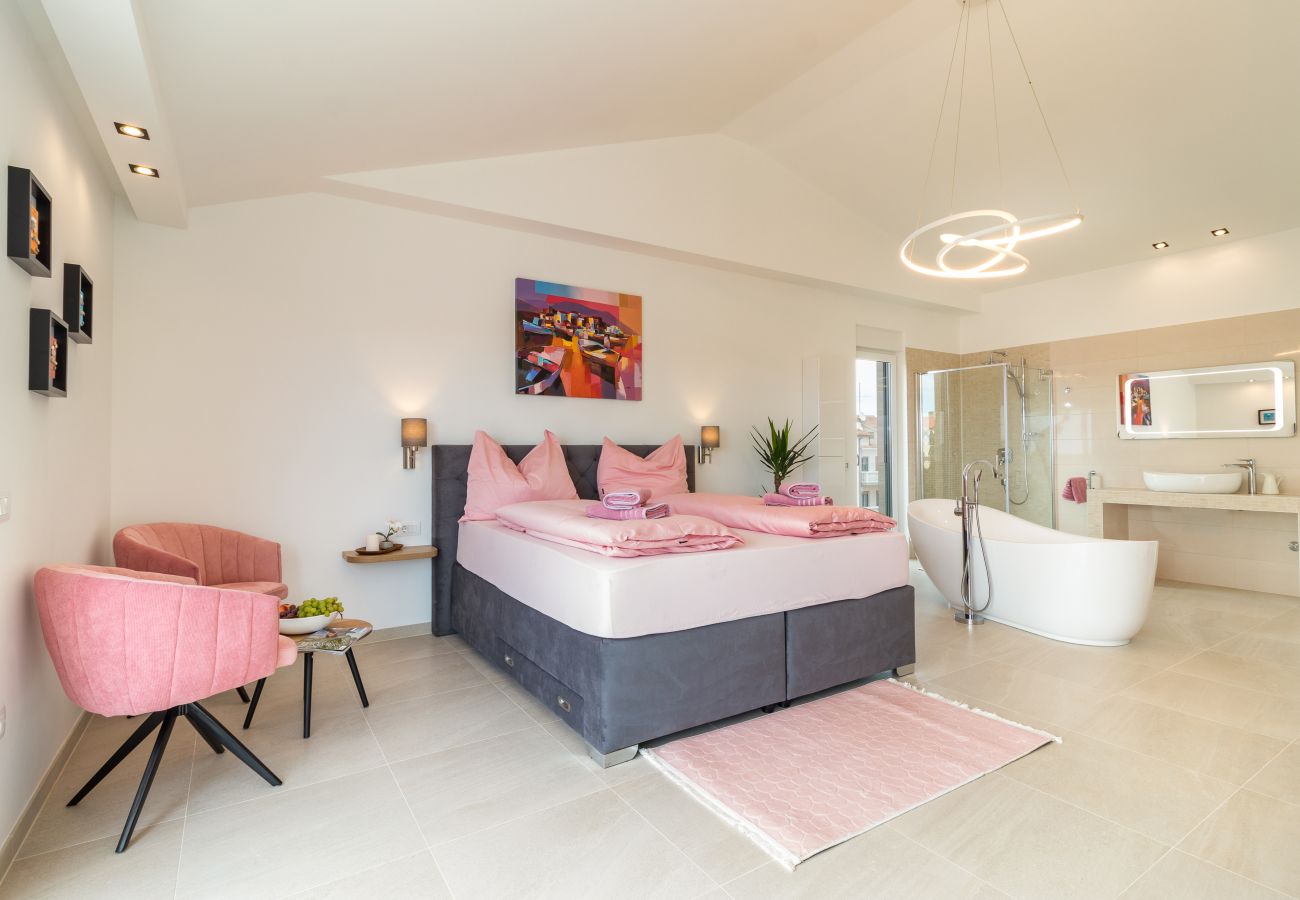 Villa a Fažana - Villa Elena Deluxe in Fažana for 8 people with whirlpool, kids playground & private pool only 400 m from the beach