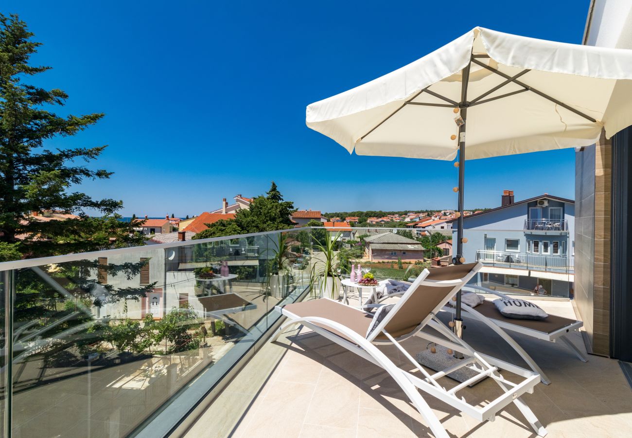 Villa a Fažana - Villa Elena Deluxe in Fažana for 8 people with whirlpool, kids playground & private pool only 400 m from the beach