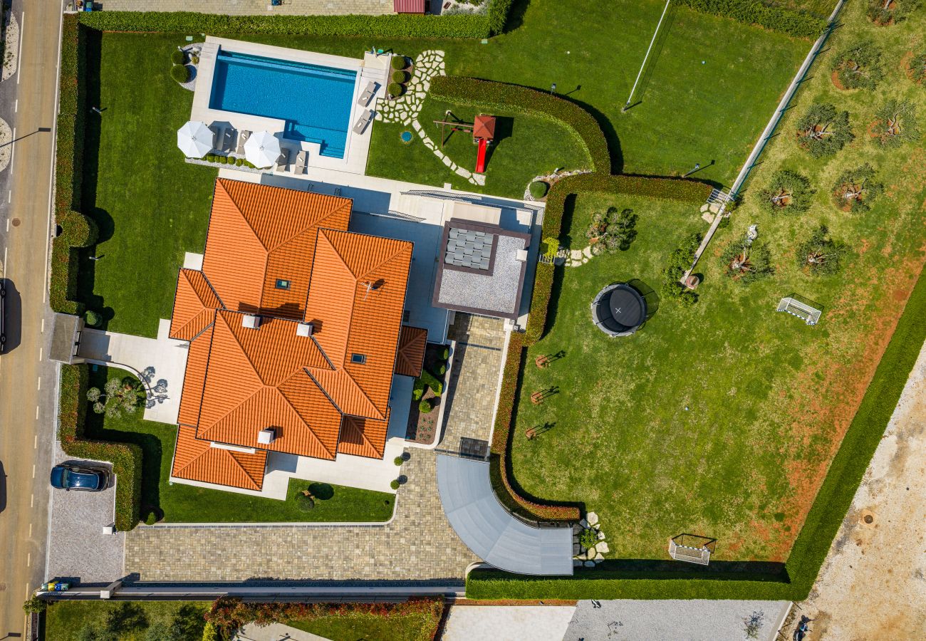 Villa a Krancici - Villa Silvia near Poreč for 10 people with infinity pool and large playground