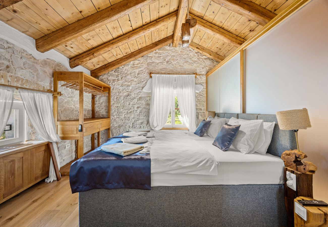 Villa a Žudetici - Villa Blazeni Miroslav Bulesic in Central Istria for 8 people with private heated pool and sauna