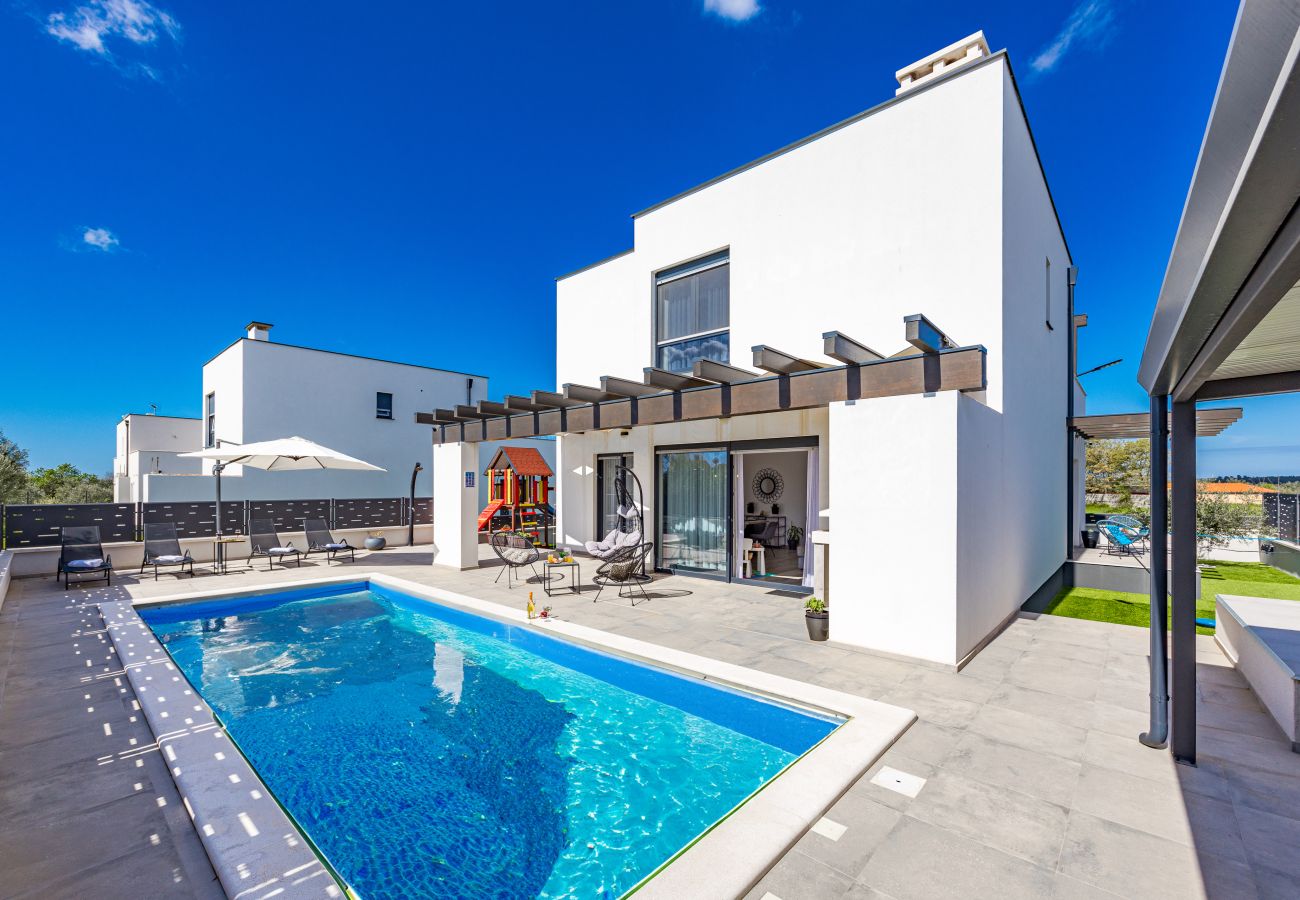Villa a Galižana - Villa Lu near Fažana for 7 people with private pool, kids playground & sea view