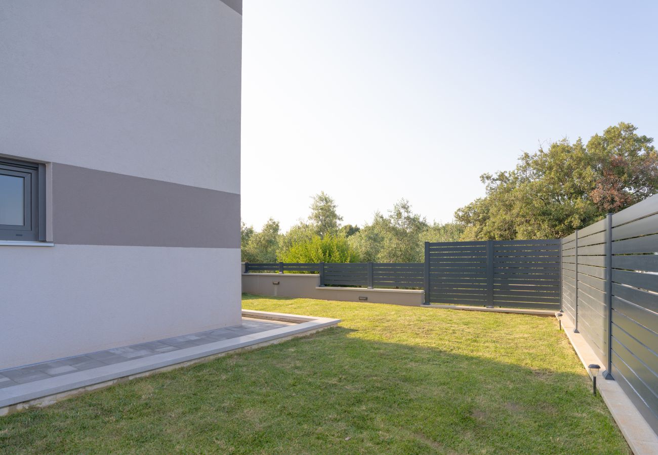 Villa a Štinjan - Villa Loreta near Fažana for 7 + 1 people with luxury private jacuzzi only 600 meters from sea