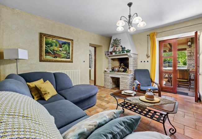 Villa a Sveti Kirin - House Edera in Central Istria for 6 people with large garden and salt - water private pool Villa a Sveti Kirin - House Edera in Central Istria for 6 people with large garden and salt - water private pool