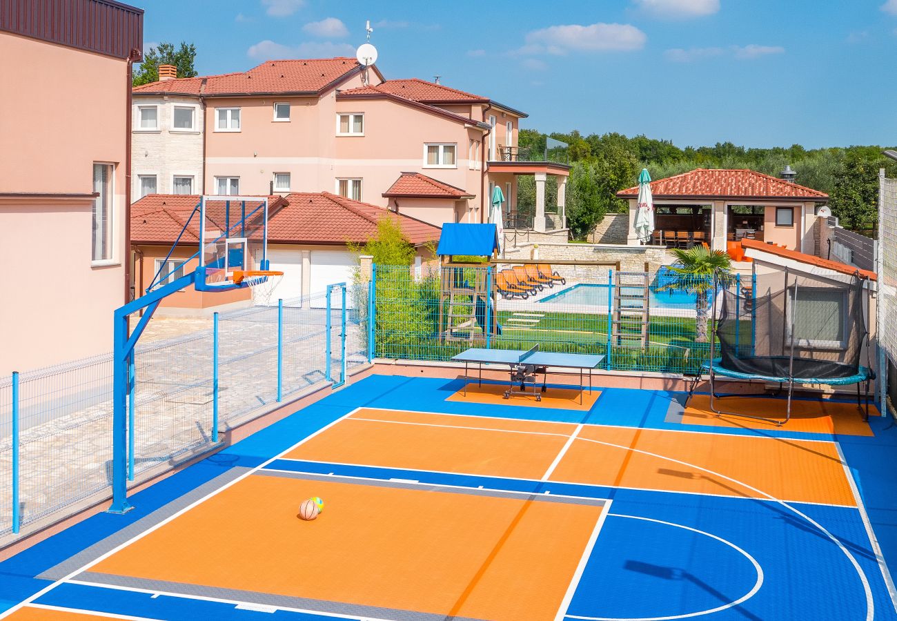 Villa a Ližnjan - Villa Istra Kamen for kids & families near Pula for 18 people with sport activities, wellness & 67 m2 heated private pool