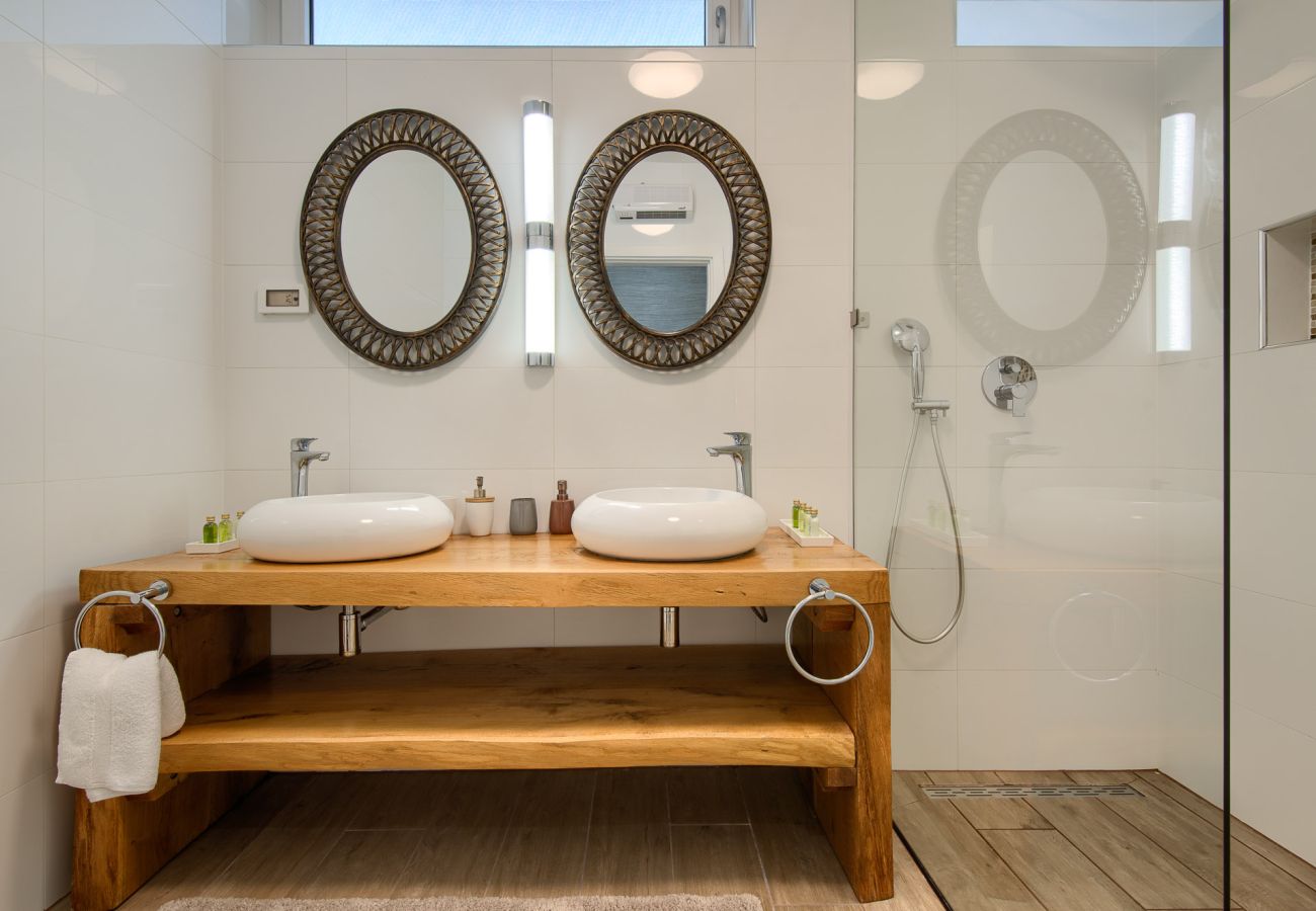 Villa a Juršici - Villa LaDominika for 14 people with wellness, tennis court, 50 m2 heated pool in Central Istria