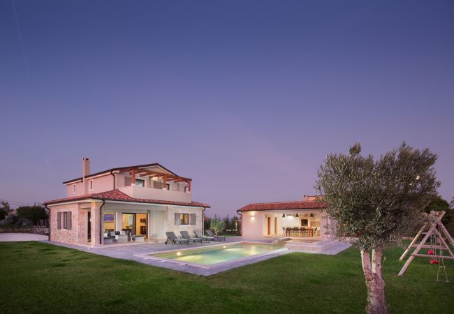 Villa a Divšici - Villa Korat for 8 people in Central Istria with 49 m2 pool, sauna & children playground