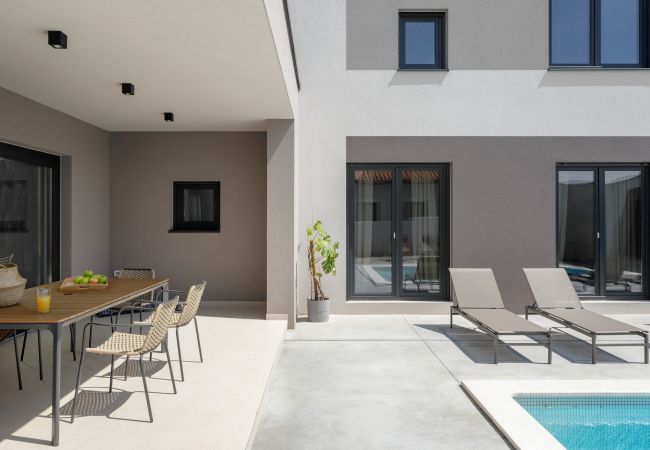 Villa a Gajana - Villa Median for 10 people with sea view, kids playground & pet friendly - only 3 km from beach  Villa a Gajana - Villa Median for 10 people with sea view, kids playground & pet friendly - only 3 km from beach