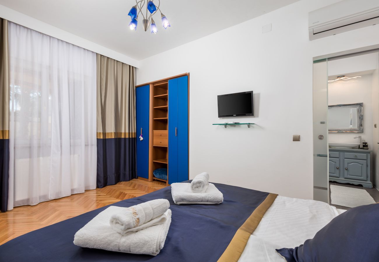 Villa a Umag - Villa Magnolia in Umag for 10 persons - beachfront - with sea view, jacuzzi and fitness area