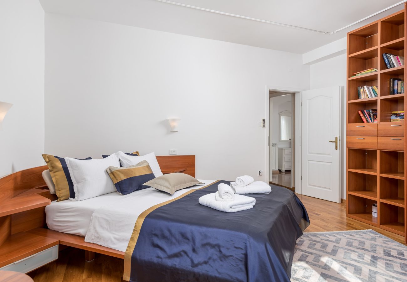 Villa a Umag - Villa Magnolia in Umag for 10 persons - beachfront - with sea view, jacuzzi and fitness area