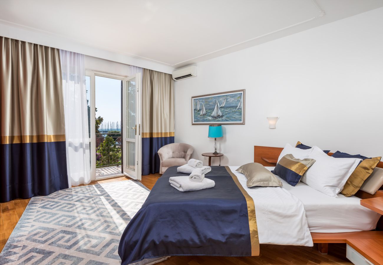 Villa a Umag - Villa Magnolia in Umag for 10 persons - beachfront - with sea view, jacuzzi and fitness area
