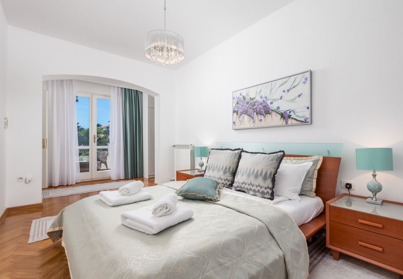 Villa a Umag - Villa Magnolia in Umag for 10 persons - beachfront - with sea view, jacuzzi and fitness area