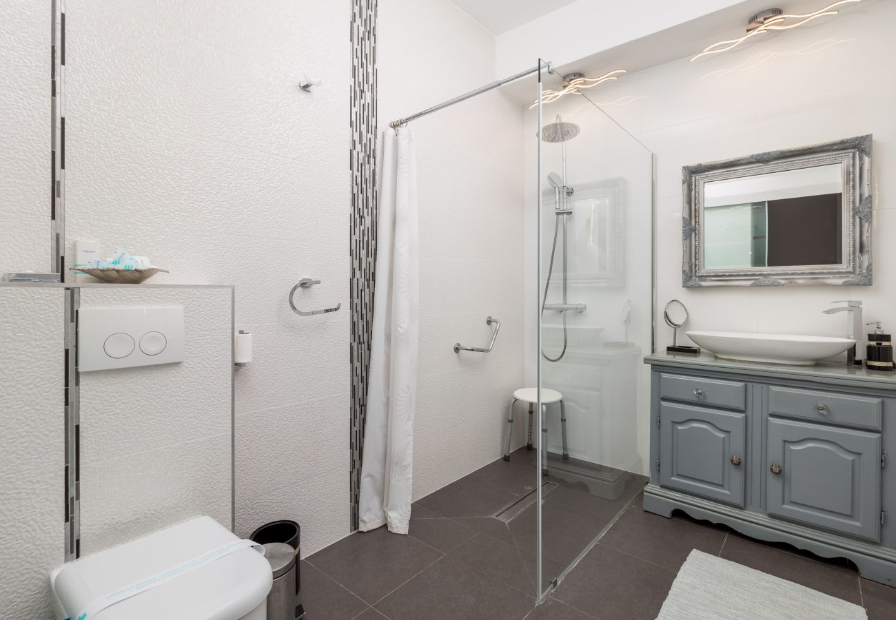 Villa a Umag - Villa Magnolia in Umag for 10 persons - beachfront - with sea view, jacuzzi and fitness area