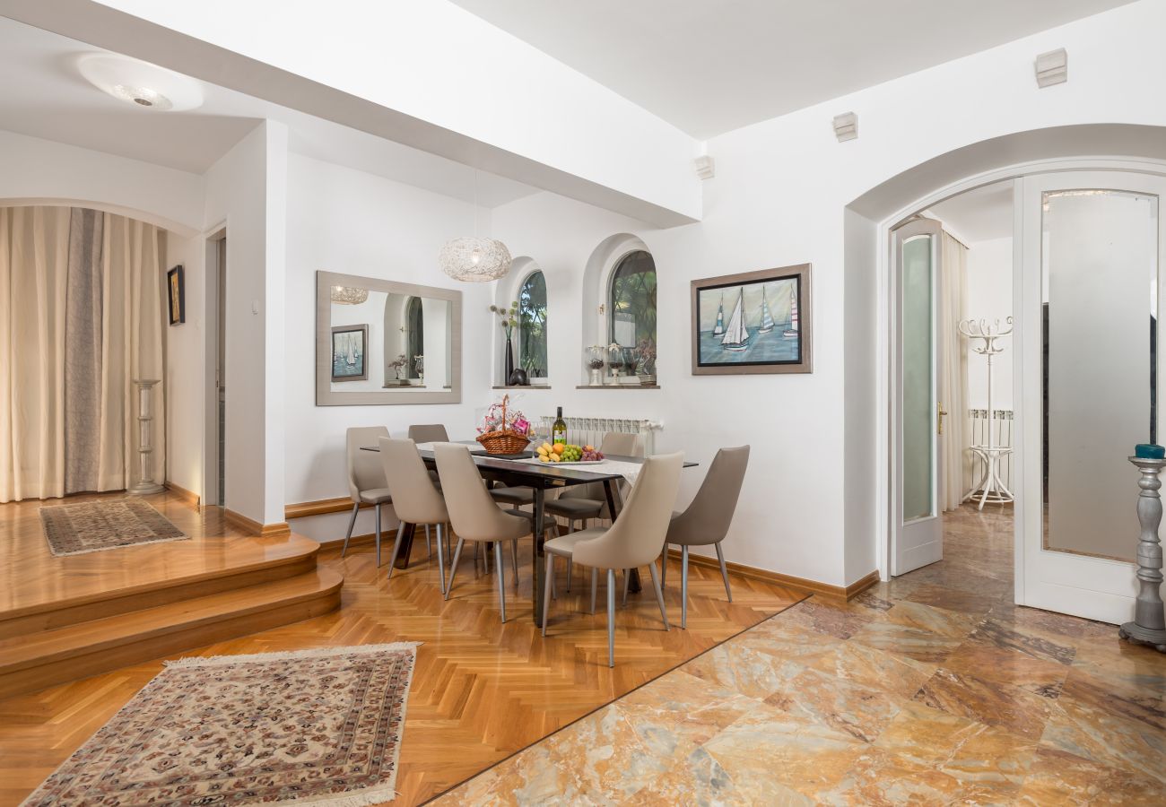 Villa a Umag - Villa Magnolia in Umag for 10 persons - beachfront - with sea view, jacuzzi and fitness area