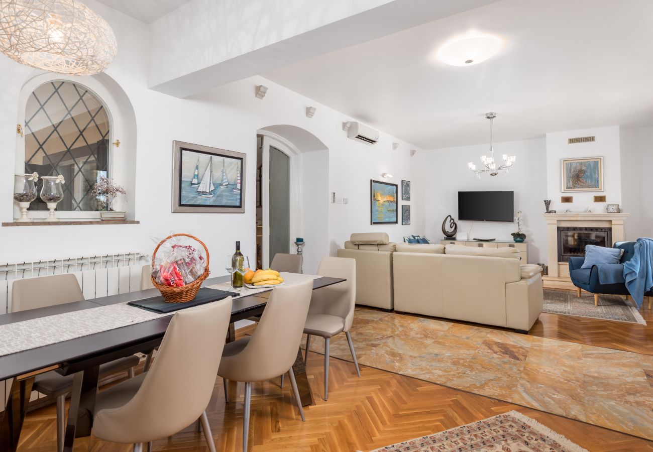 Villa a Umag - Villa Magnolia in Umag for 10 persons - beachfront - with sea view, jacuzzi and fitness area
