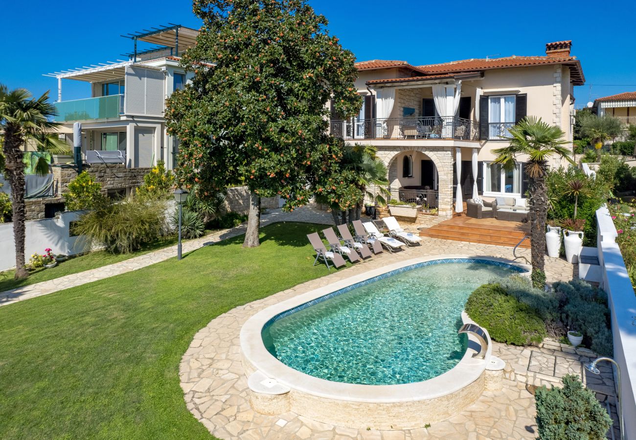 Villa a Umag - Villa Magnolia in Umag for 10 persons - beachfront - with sea view, jacuzzi and fitness area
