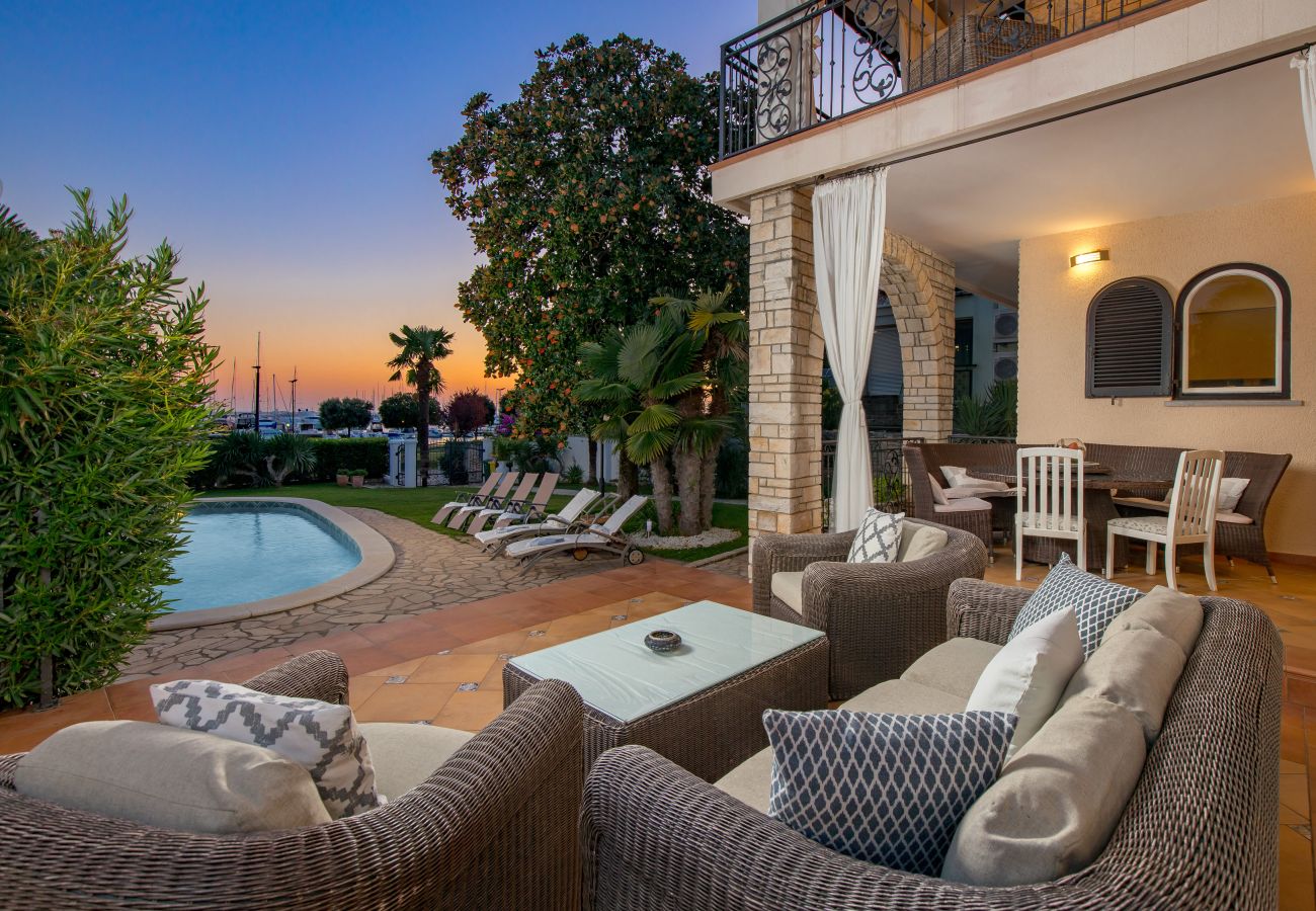 Villa a Umag - Villa Magnolia in Umag for 10 persons - beachfront - with sea view, jacuzzi and fitness area