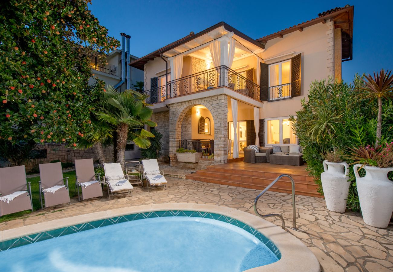 Villa a Umag - Villa Magnolia in Umag for 10 persons - beachfront - with sea view, jacuzzi and fitness area