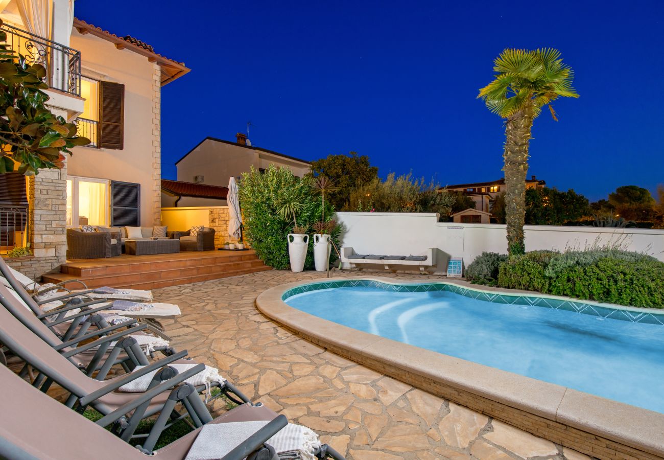 Villa a Umag - Villa Magnolia in Umag for 10 persons - beachfront - with sea view, jacuzzi and fitness area