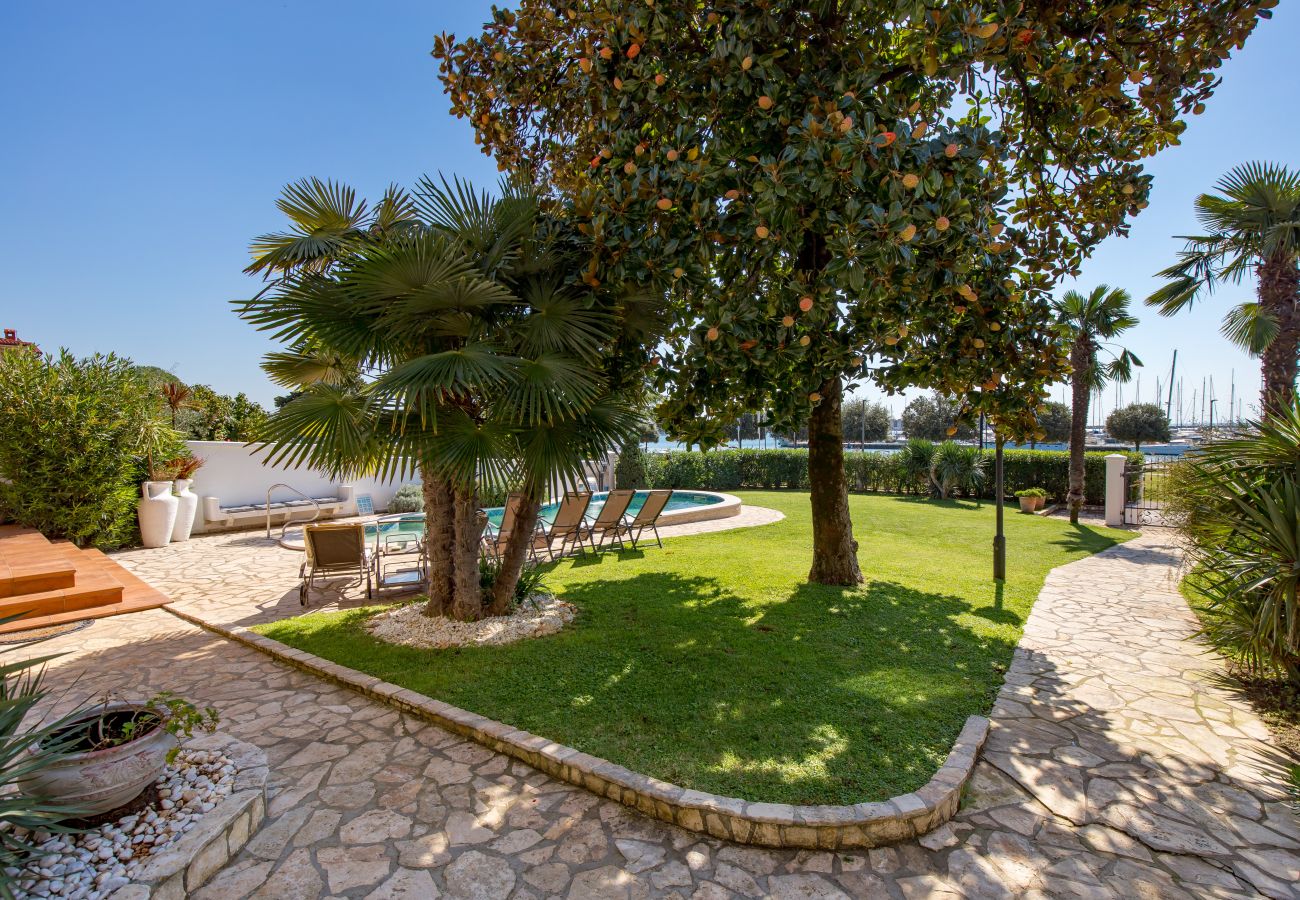 Villa a Umag - Villa Magnolia in Umag for 10 persons - beachfront - with sea view, jacuzzi and fitness area