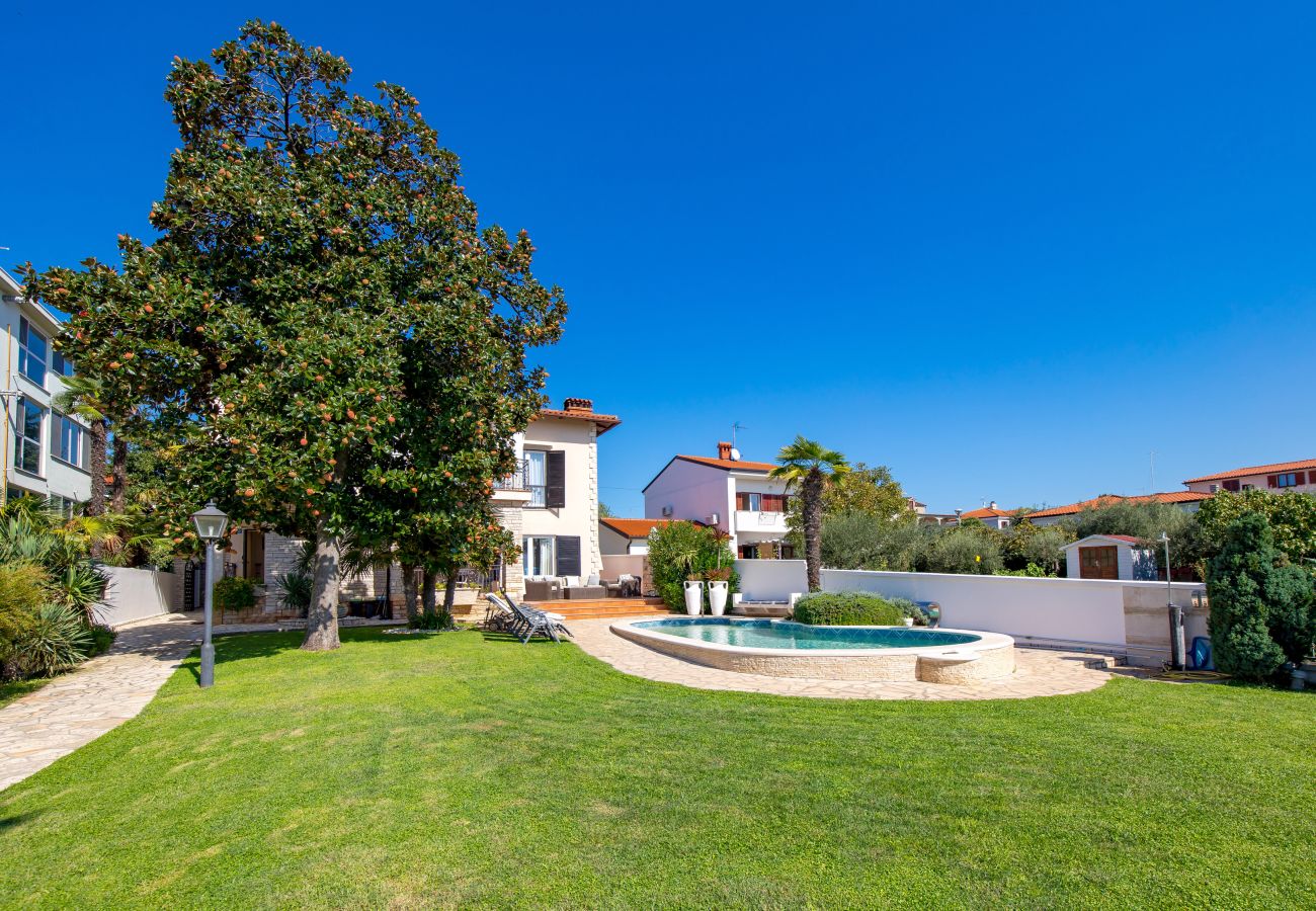 Villa a Umag - Villa Magnolia in Umag for 10 persons - beachfront - with sea view, jacuzzi and fitness area
