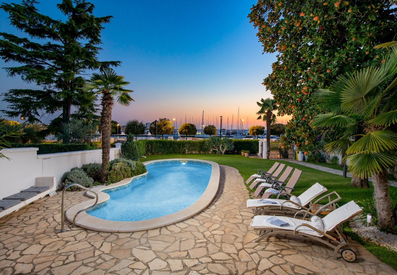 Villa a Umag - Villa Magnolia in Umag for 10 persons - beachfront - with sea view, jacuzzi and fitness area