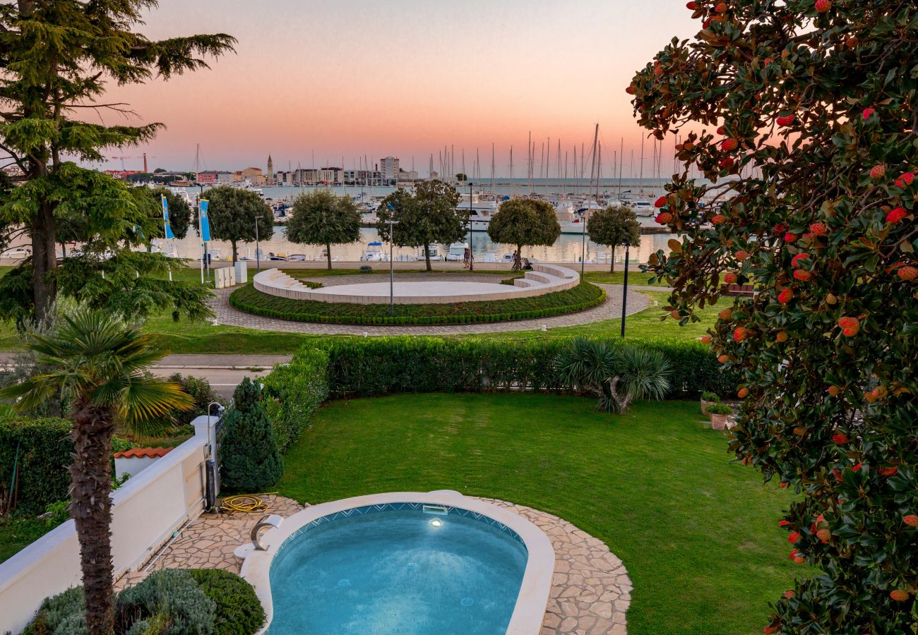 Villa a Umag - Villa Magnolia in Umag for 10 persons - beachfront - with sea view, jacuzzi and fitness area