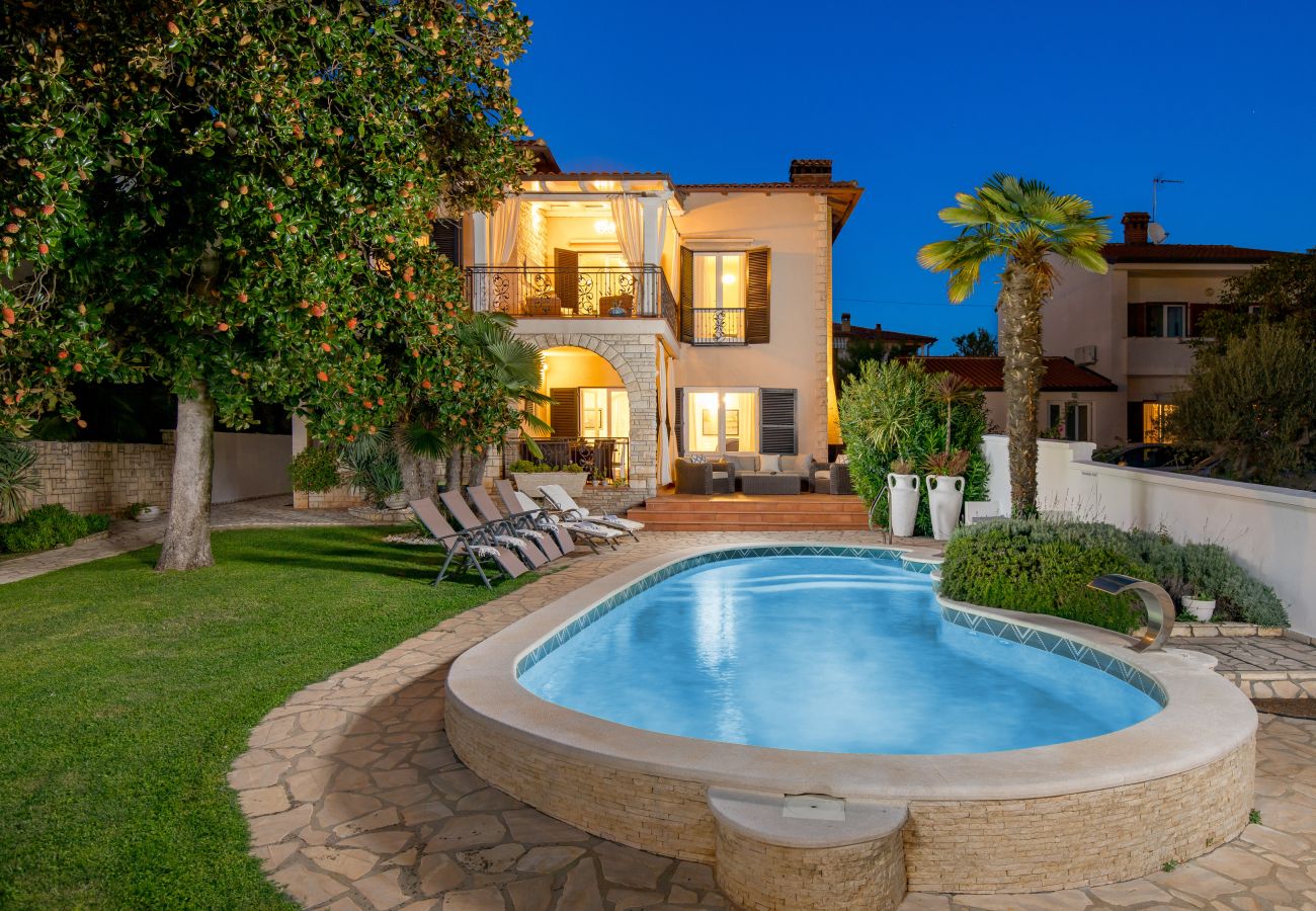 Villa a Umag - Villa Magnolia in Umag for 10 persons - beachfront - with sea view, jacuzzi and fitness area