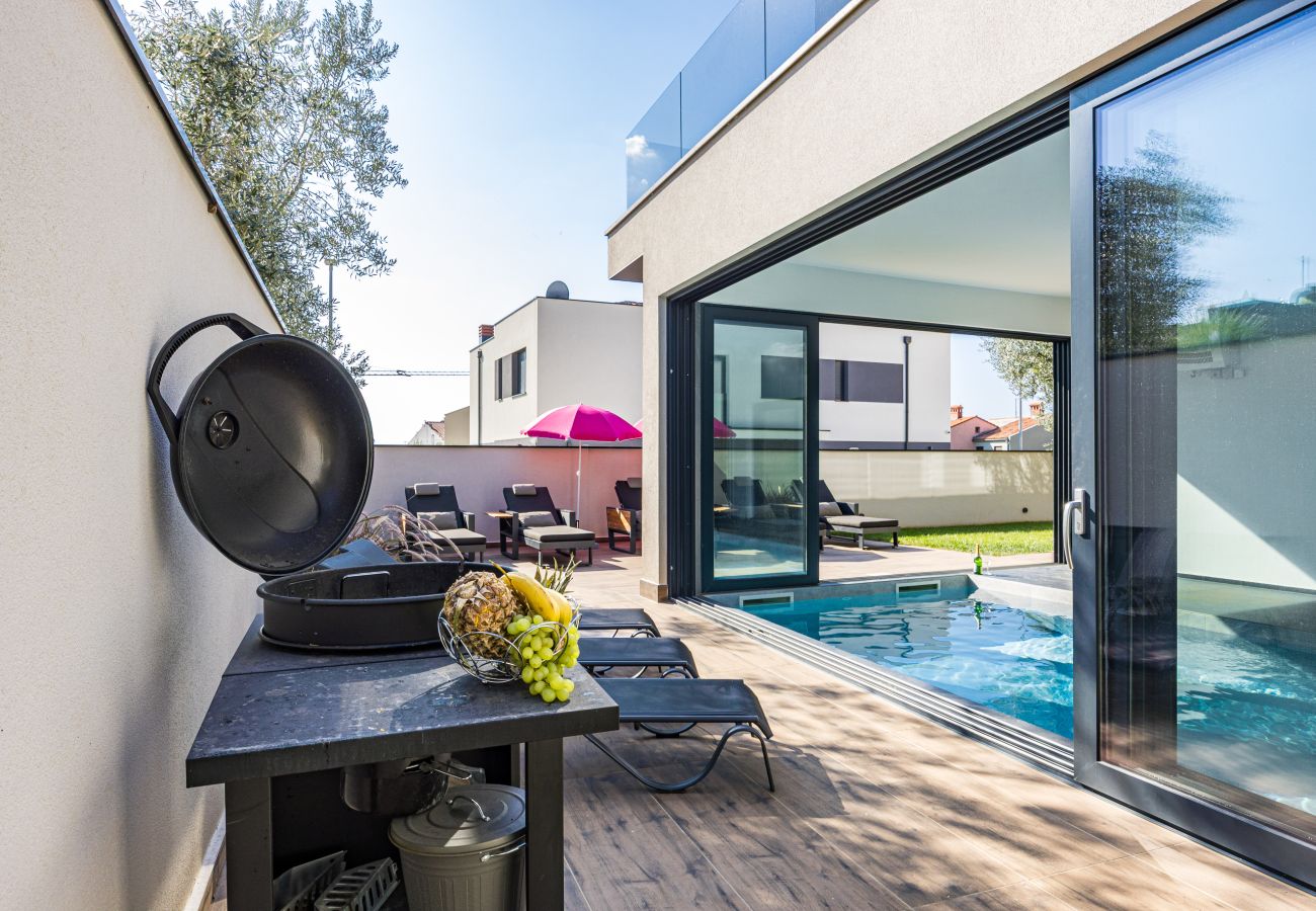 Villa a Fažana - Villa Palatium III in Fažana for 8 people only 200 meters from the sea with sauna & indoor-outside heated pool