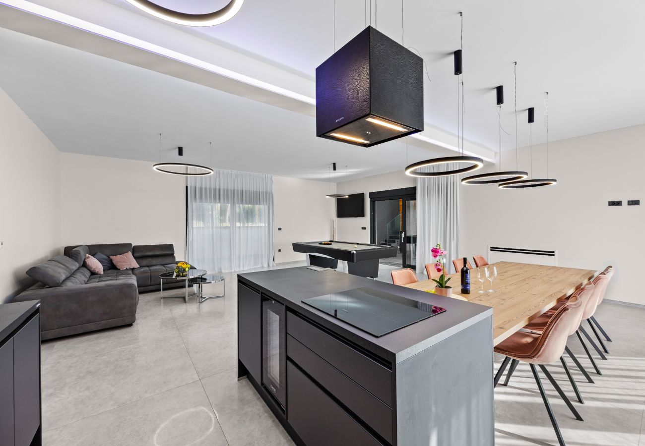 Villa a Fažana - Villa Palatium III in Fažana for 8 people only 200 meters from the sea with sauna & indoor-outside heated pool