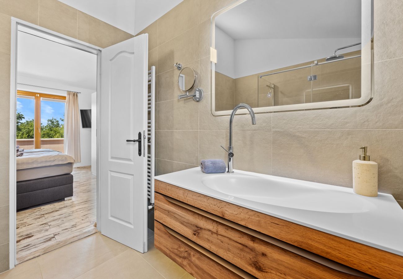 Villa a Kontešici - Villa Emely for 8 people near Poreč with heated pool & jacuzzi