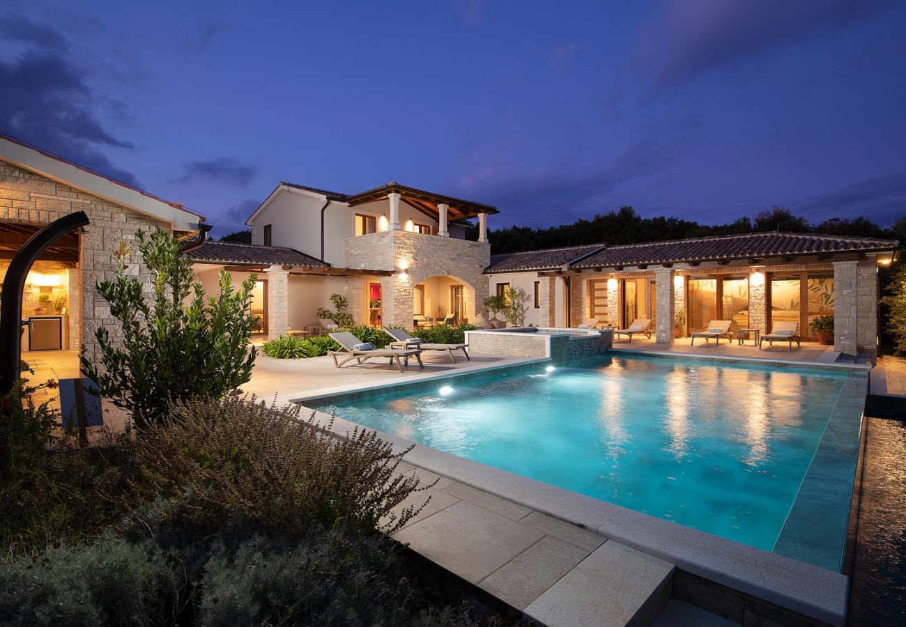 Villa a Šišan - Casa Ginetto for 8 people near Pula with infinity 45 m2 and extra kids pool & large garden