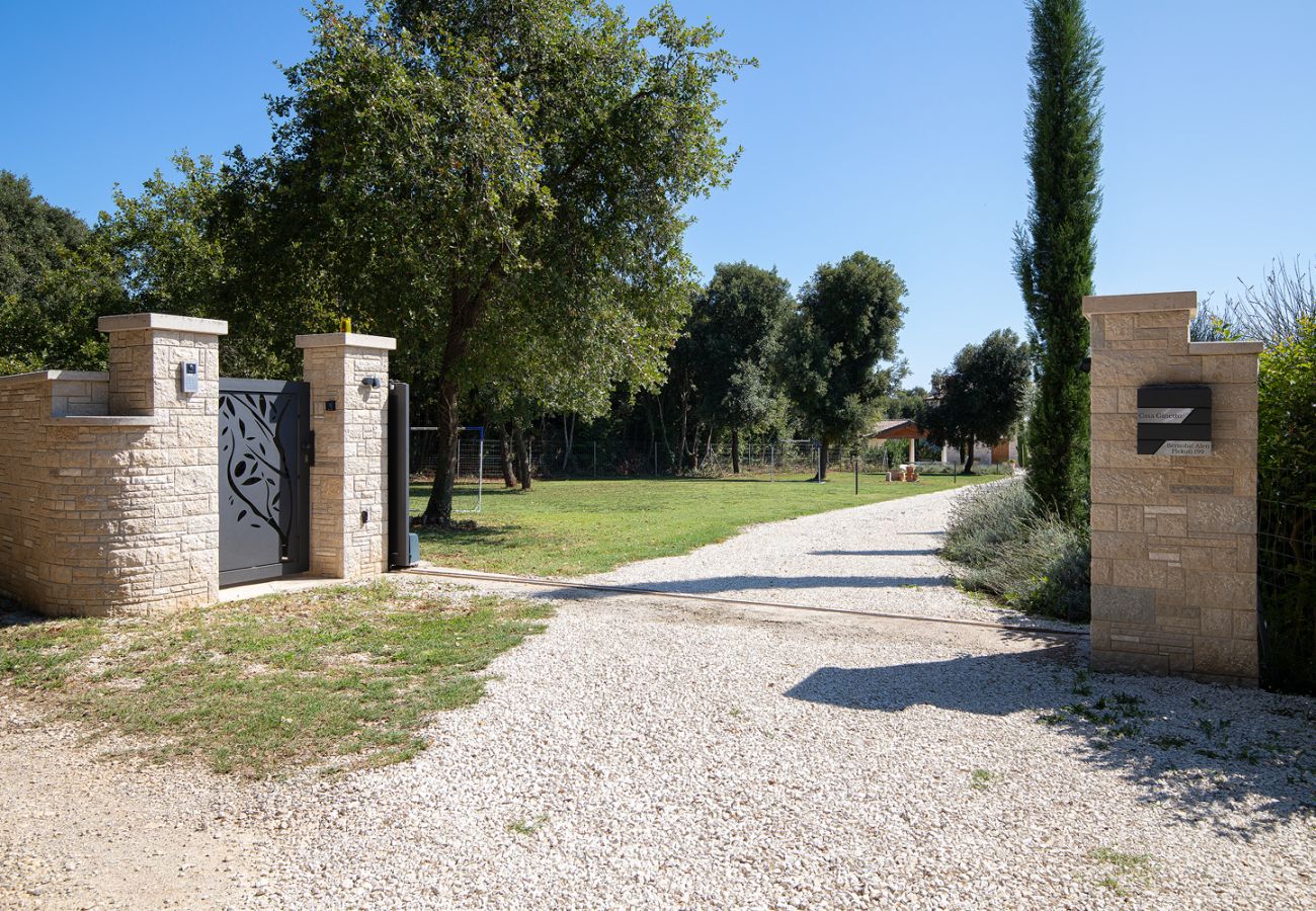 Villa a Šišan - Casa Ginetto for 8 people near Pula with infinity 45 m2 and extra kids pool & large garden