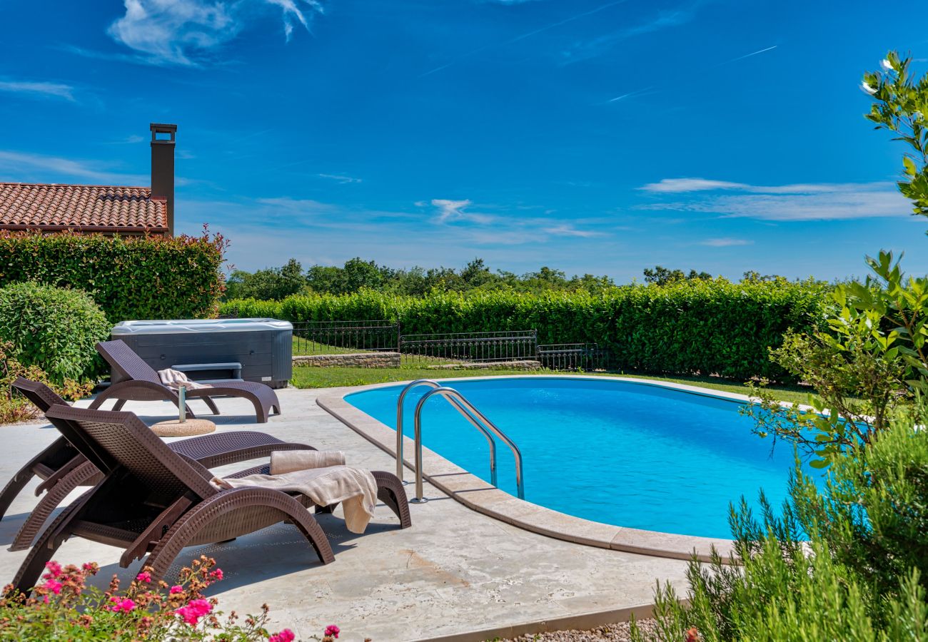Villa a Vardica - Villa Toscana for 6 people near Umag with private pool, jacuzzi & sea view - pet friendly