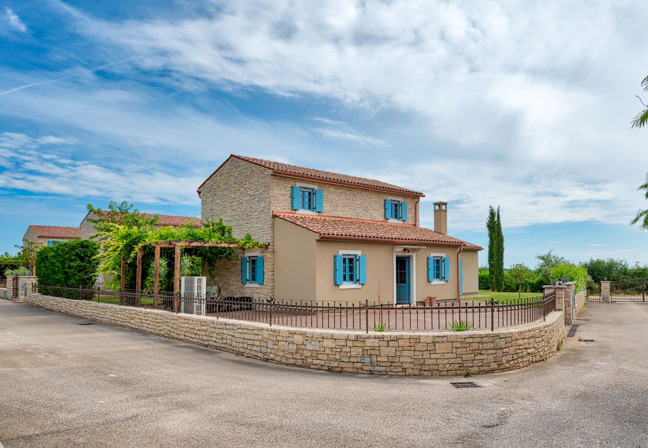 Villa a Vardica - Villa Toscana for 6 people near Umag with private pool, jacuzzi & sea view - pet friendly