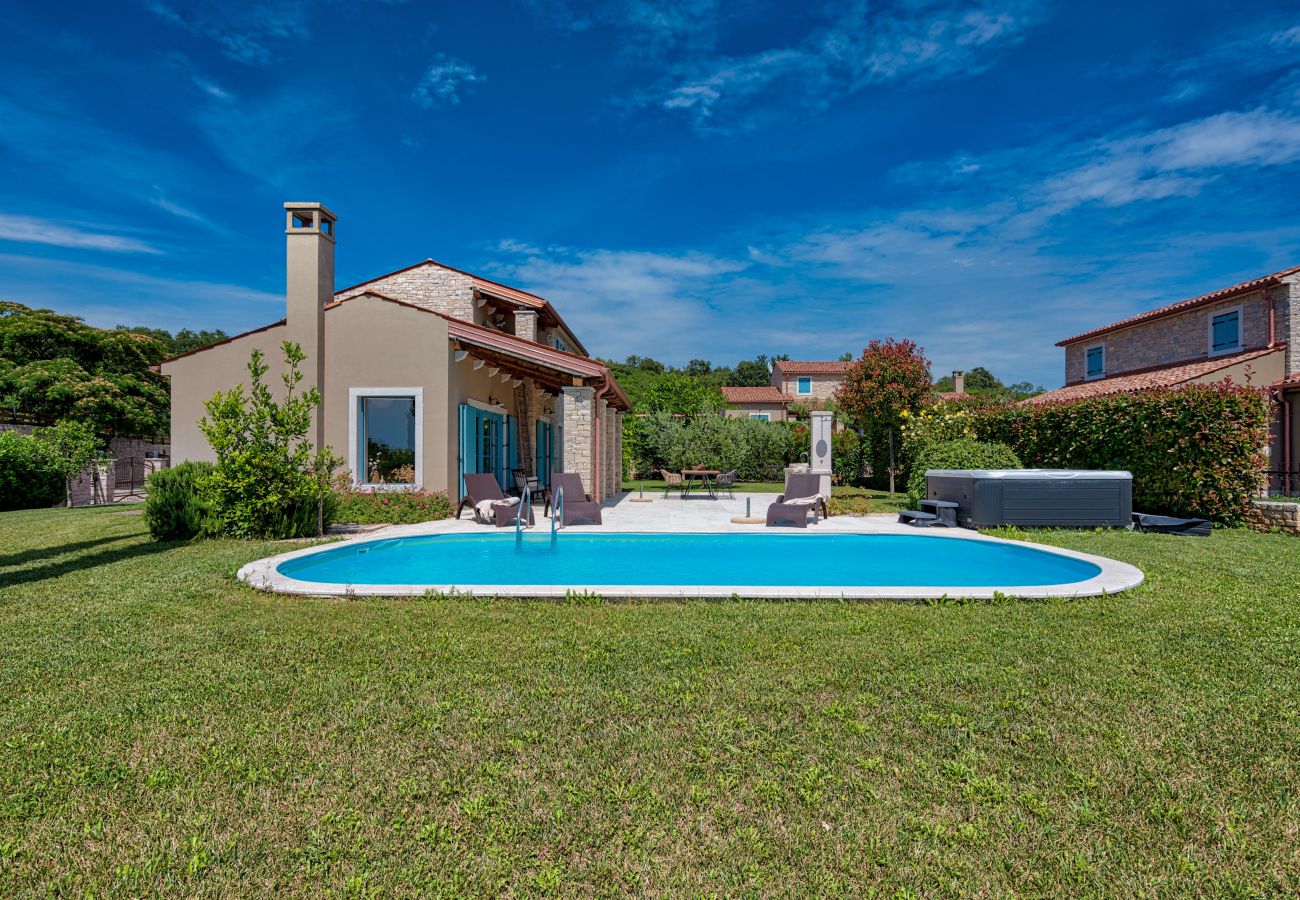 Villa a Vardica - Villa Toscana for 6 people near Umag with private pool, jacuzzi & sea view - pet friendly