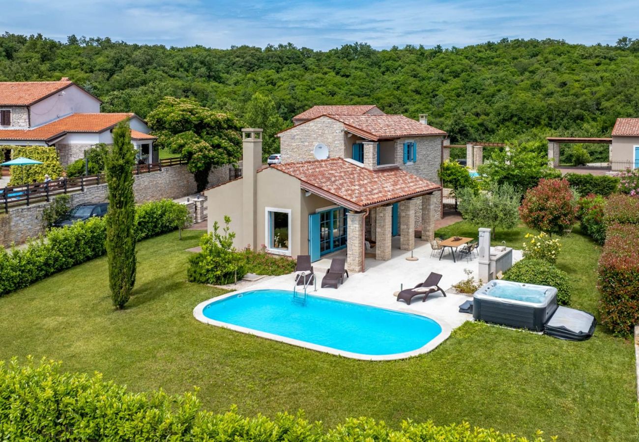 Villa a Vardica - Villa Toscana for 6 people near Umag with private pool, jacuzzi & sea view - pet friendly