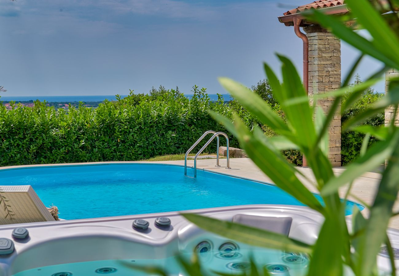 Villa a Vardica - Villa Figlica for 6 people near Umag with private pool, jacuzzi & sea view - pet friendly