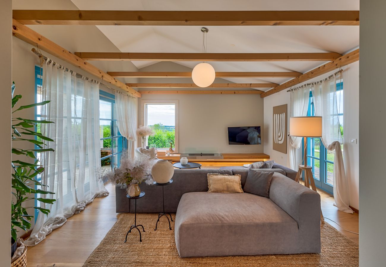 Villa a Vardica - Villa Figlica for 6 people near Umag with private pool, jacuzzi & sea view - pet friendly