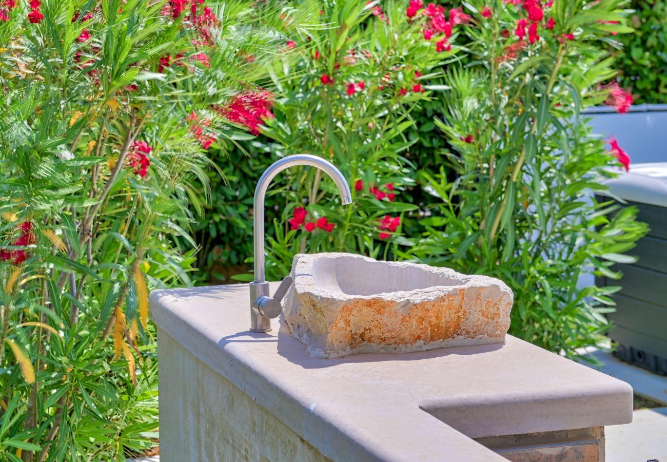 Villa a Vardica - Villa Figlica for 6 people near Umag with private pool, jacuzzi & sea view - pet friendly