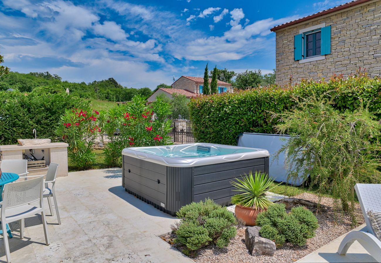 Villa a Vardica - Villa Figlica for 6 people near Umag with private pool, jacuzzi & sea view - pet friendly