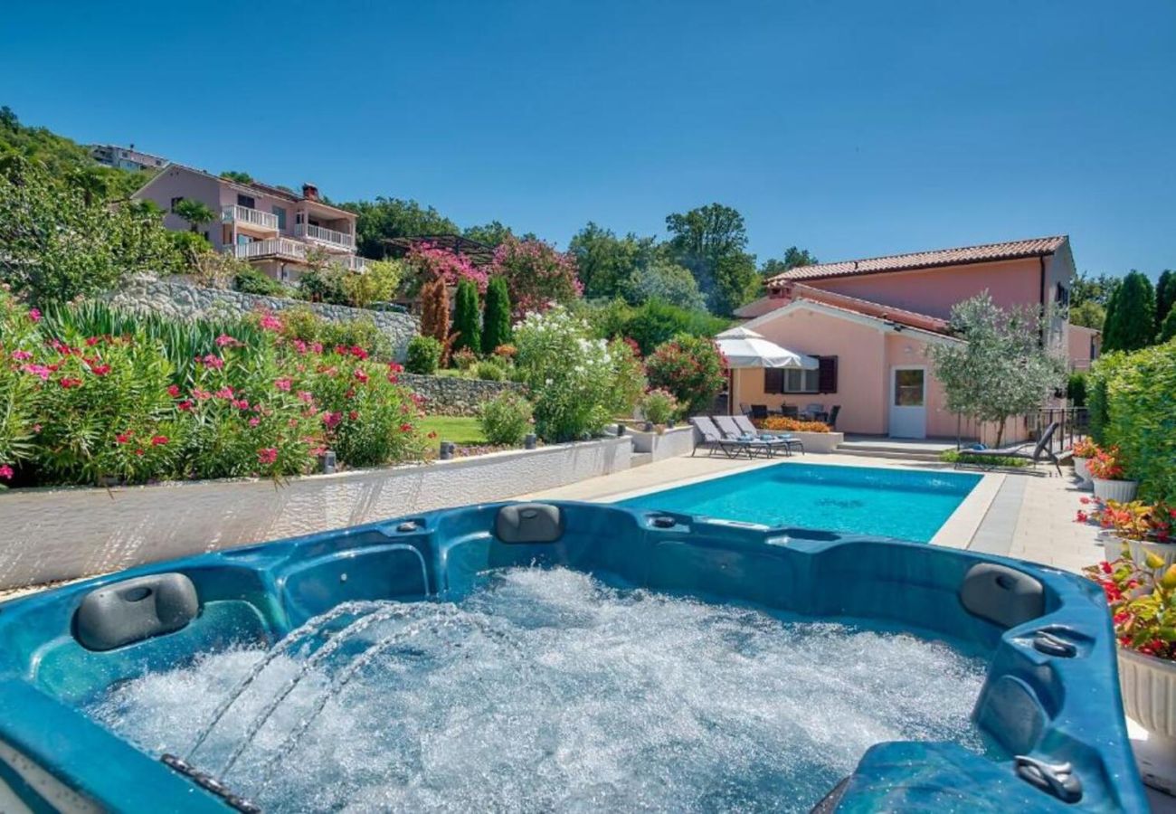 Villa a Ripenda Kras - Villa Ines for 8 people near Labin - Rabac with 48 m2 private pool & jacuzzi - only 4 km to beach