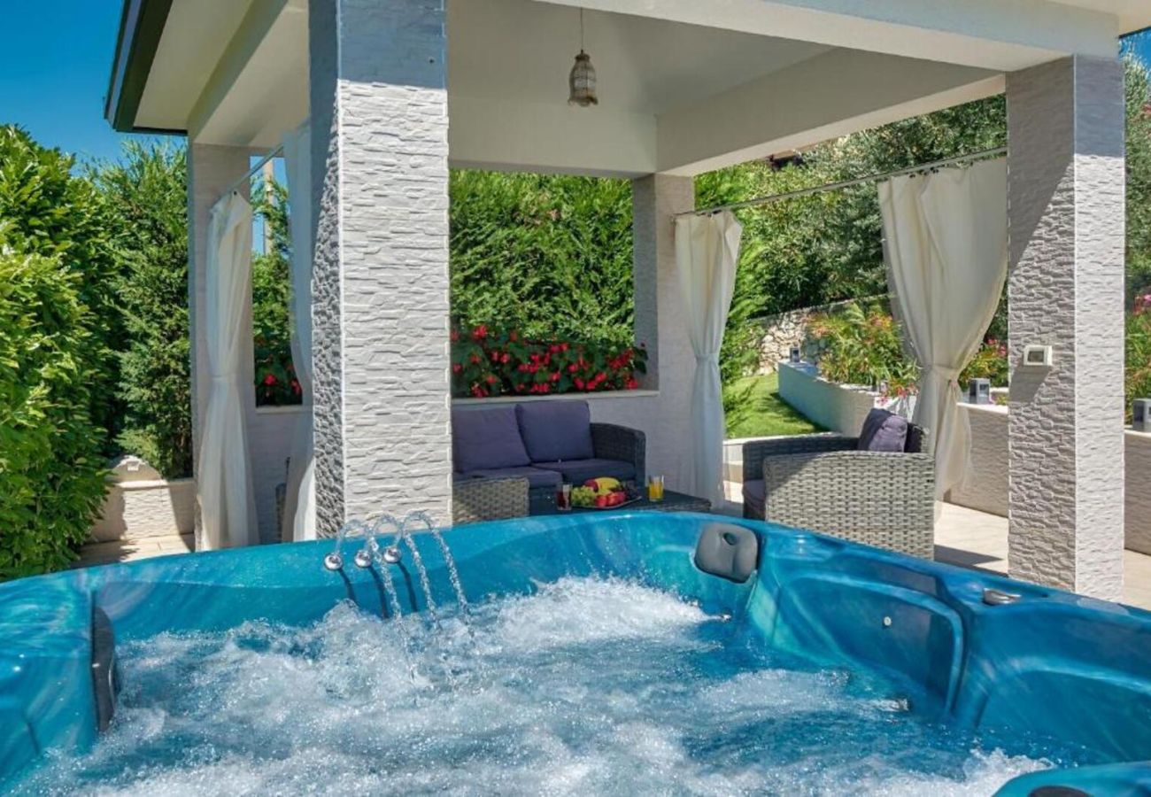 Villa a Ripenda Kras - Villa Ines for 8 people near Labin - Rabac with 48 m2 private pool & jacuzzi - only 4 km to beach