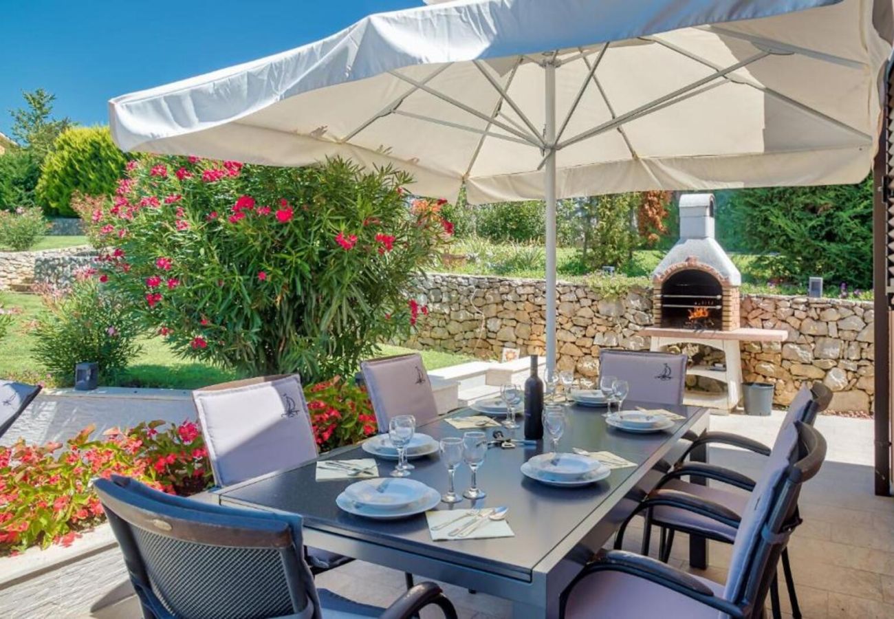 Villa a Ripenda Kras - Villa Ines for 8 people near Labin - Rabac with 48 m2 private pool & jacuzzi - only 4 km to beach