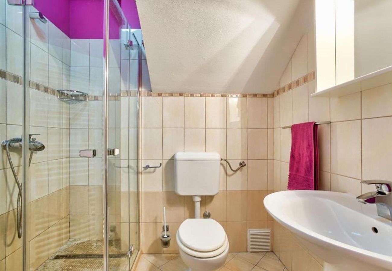Villa a Ripenda Kras - Villa Ines for 8 people near Labin - Rabac with 48 m2 private pool & jacuzzi - only 4 km to beach