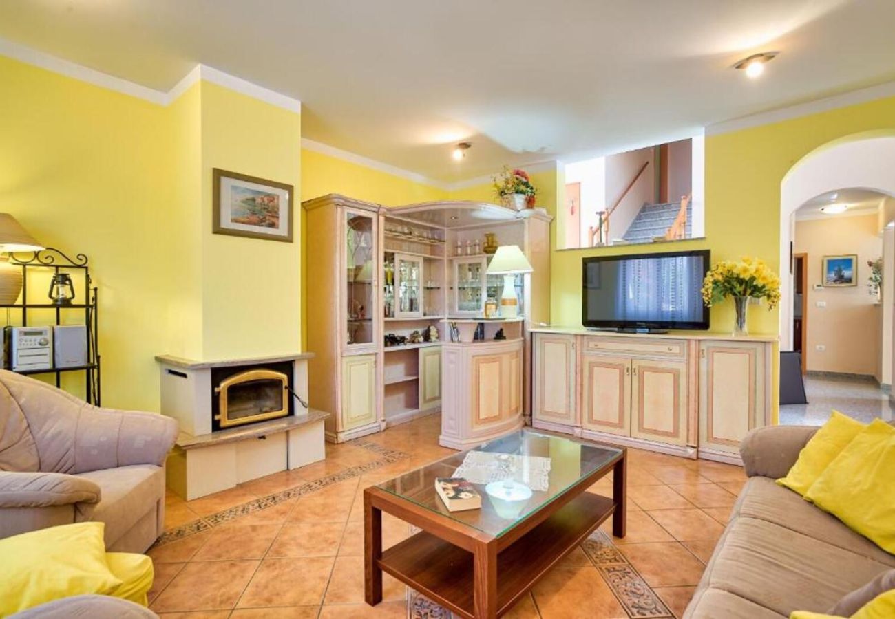 Villa a Ripenda Kras - Villa Ines for 8 people near Labin - Rabac with 48 m2 private pool & jacuzzi - only 4 km to beach