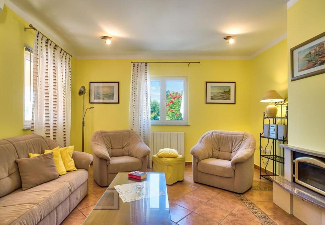 Villa a Ripenda Kras - Villa Ines for 8 people near Labin - Rabac with 48 m2 private pool & jacuzzi - only 4 km to beach